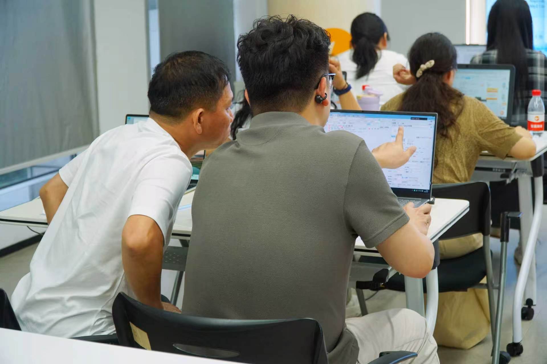 图片占位-实训现场图.jpg 图片占位-实训现场图.jpg